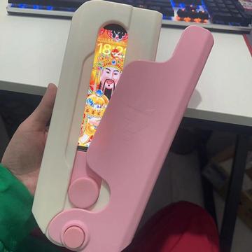 Custodia antistress per iPhone 15 Pro Max con coltello a carota gigante - Rosa / Bianco